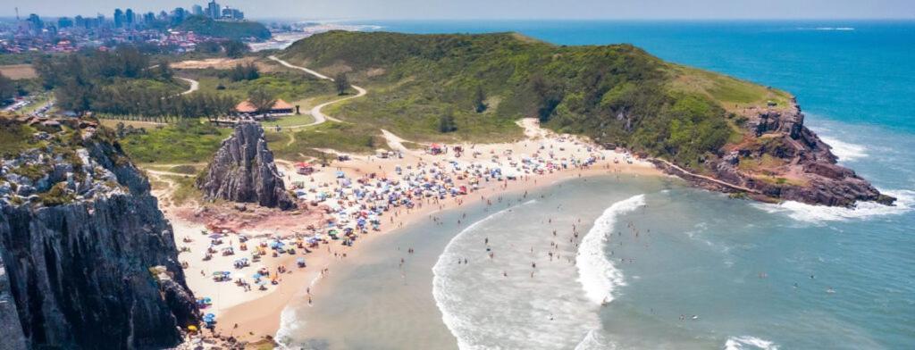 Kitnet K1 Em Torres-Rs - Na Mais Bela Praia Gaucha - Cozinha - Banheiro - Ar Condicionado - Smart Tv 32' - Wi-Fi - Anfitria Superhost No Bnb Exterior photo