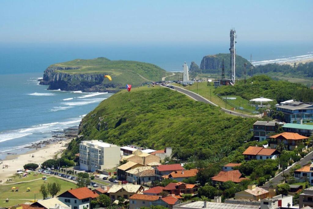 Kitnet K1 Em Torres-Rs - Na Mais Bela Praia Gaucha - Cozinha - Banheiro - Ar Condicionado - Smart Tv 32' - Wi-Fi - Anfitria Superhost No Bnb Exterior photo
