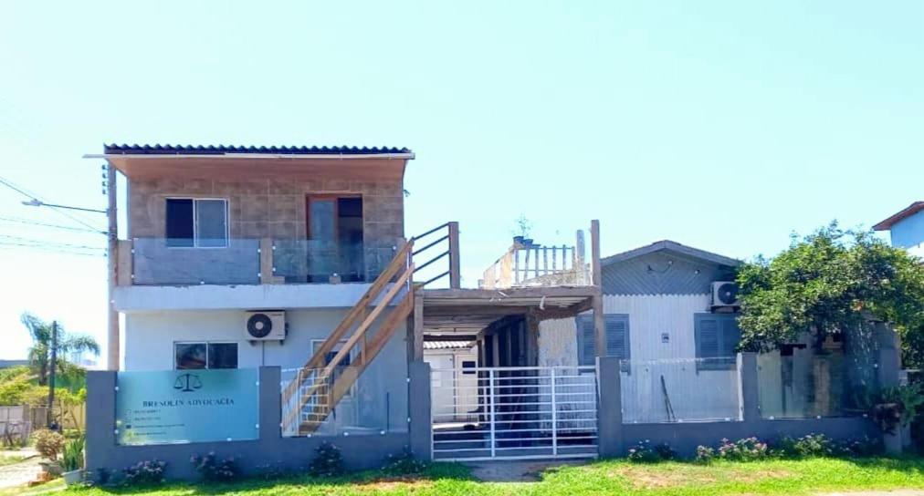 Kitnet K1 Em Torres-Rs - Na Mais Bela Praia Gaucha - Cozinha - Banheiro - Ar Condicionado - Smart Tv 32' - Wi-Fi - Anfitria Superhost No Bnb Exterior photo